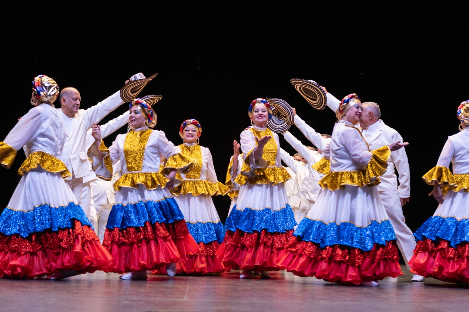personas mayores bailando