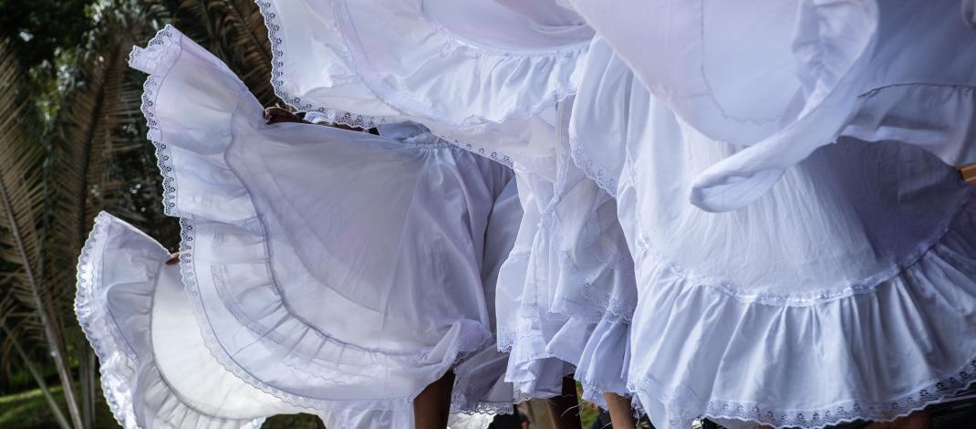 Bailarinas con polleras blancas