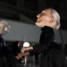 Dos mujeres con cabezas gigantes. 