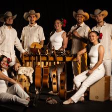 grupo de bailarine  músicos de joropo