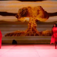 Dos mujeres bailando.