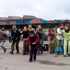 Personas bailando y jugando tejo