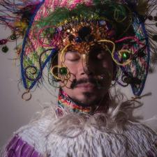 Hombre con tocado de colores. 