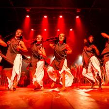 Grupo de personas bailando. 