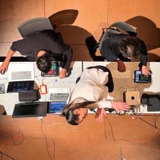 Mujer bailando sobre un escritorio.