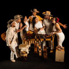 Grupo de personas con instrumentos.