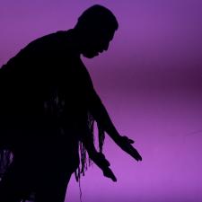 Sombra de hombre bailando.