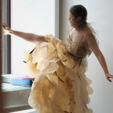 Mujer bailando en una ventana. 