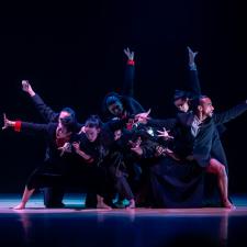 Grupo de personas bailando. 