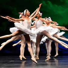 Bailarinas de ballet bailando