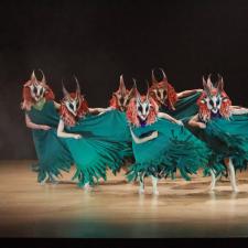 Grupo de bailarines con máscaras de diablo
