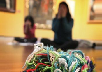 Artistas comunitarias con muñecos