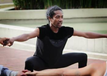 Bailarín haciendo estiramiento
