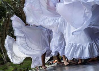 Bailarinas con polleras blancas