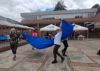 personas en danza con velos
