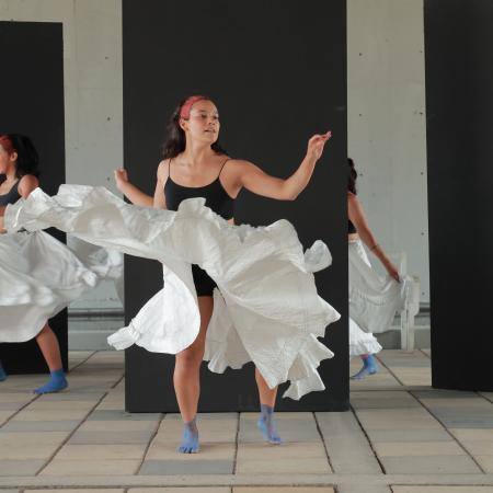 mujer con falda blanca bailando