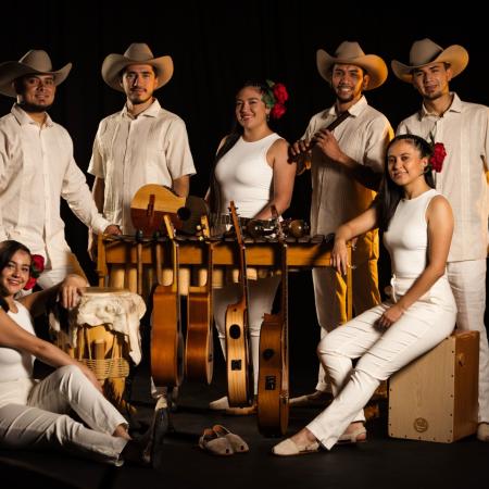 grupo de bailarine  músicos de joropo