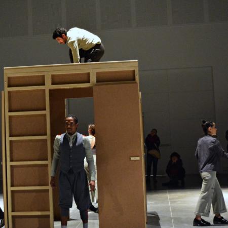 hombre sobre caja de madera