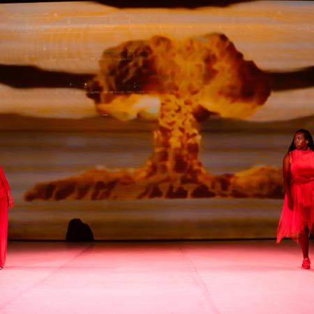 Dos mujeres bailando.