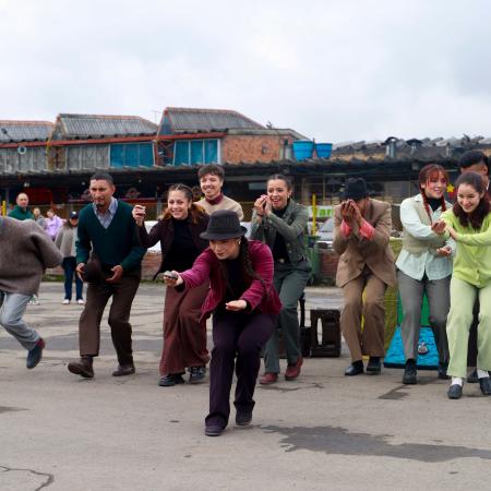 Personas bailando y jugando tejo