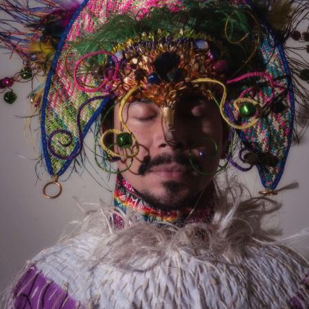 Hombre con tocado de colores. 