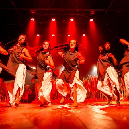 Grupo de personas bailando. 