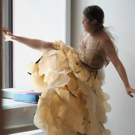Mujer bailando en una ventana. 