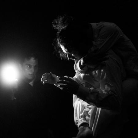 Dos personas bailando a la luz de una linterna. 