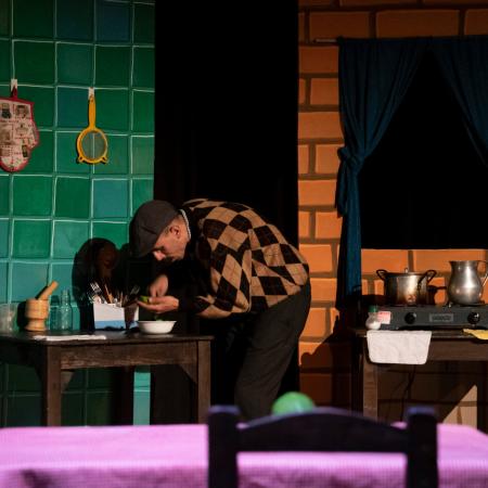 Hombre en una cocina. 