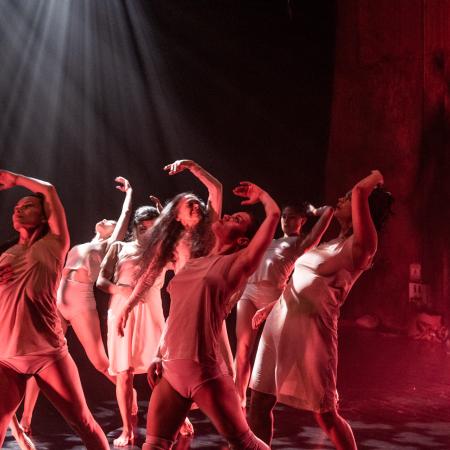 bailarines con túnicas blancas 