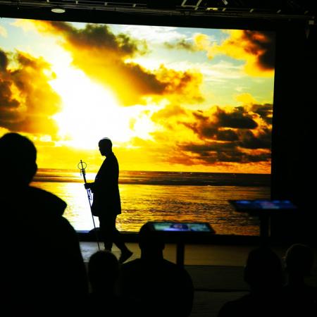 Grupo de personas bailando. 