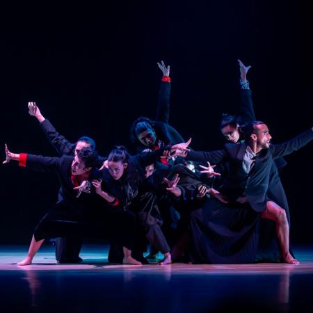 Grupo de personas bailando. 