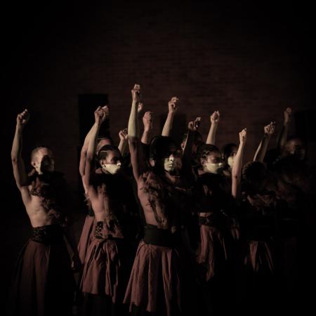 Grupo de bailarines Afro con las manos arriba