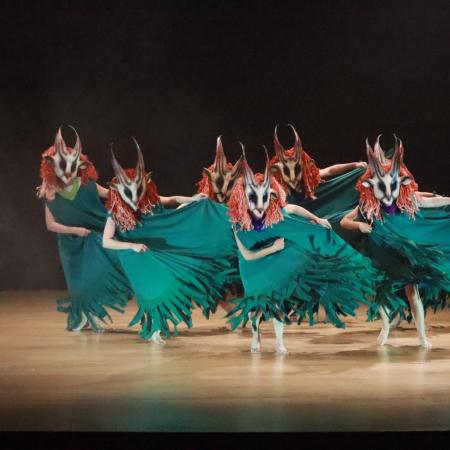Grupo de bailarines con máscaras de diablo