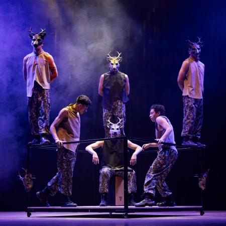 bailarines con máscaras de venado
