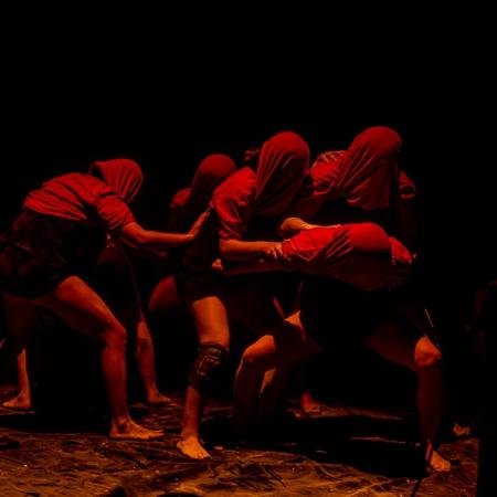bailarines con capuchas rojas