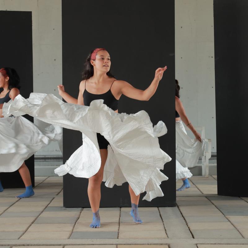 mujer con falda blanca bailando