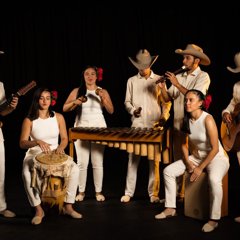 Músicos llaneros con traje blanco