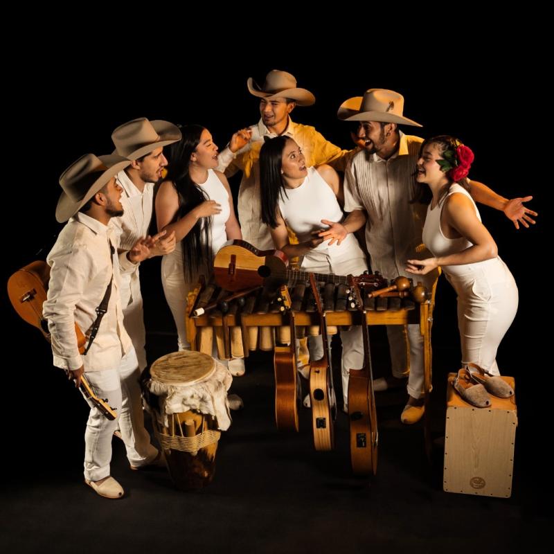 Músicos llaneros con traje blanco