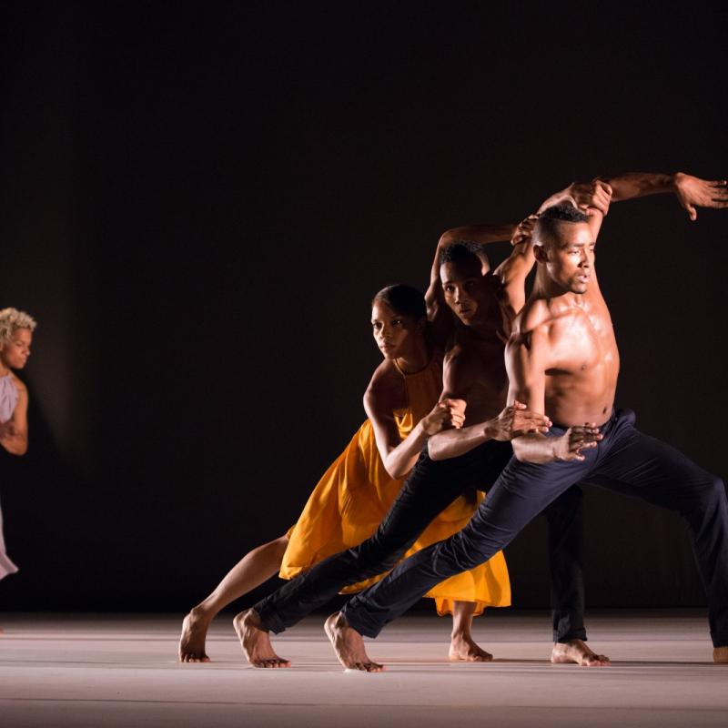 bailarines en escena