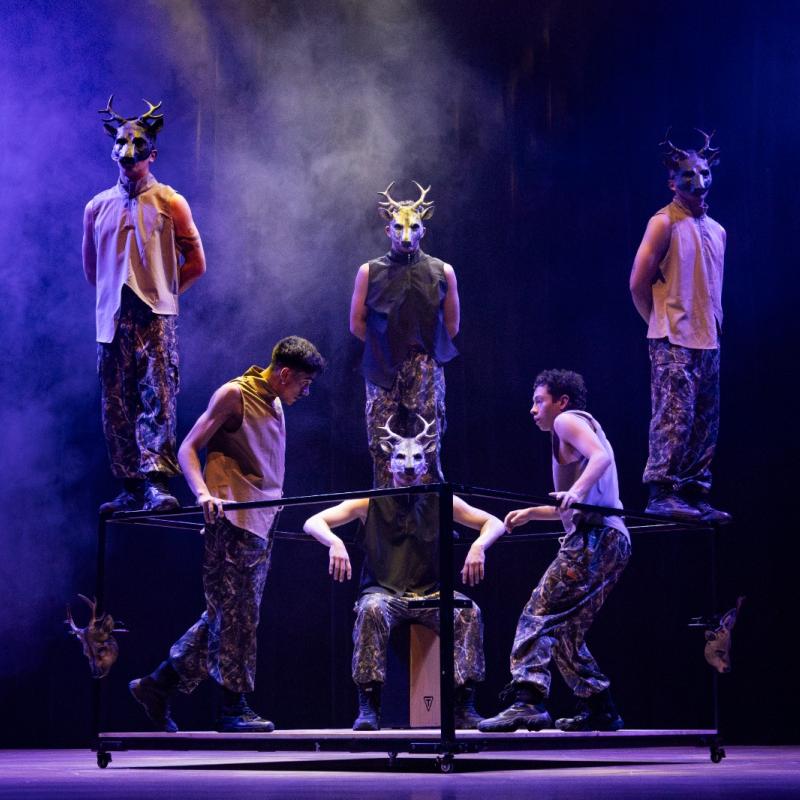 bailarines con máscaras de venado