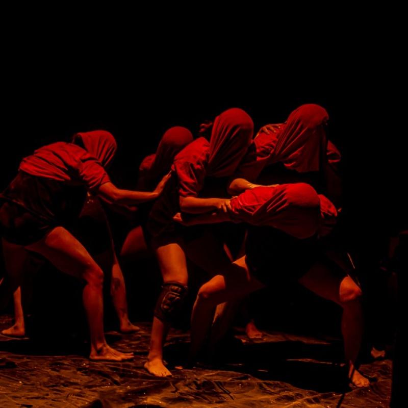 bailarines con capuchas rojas