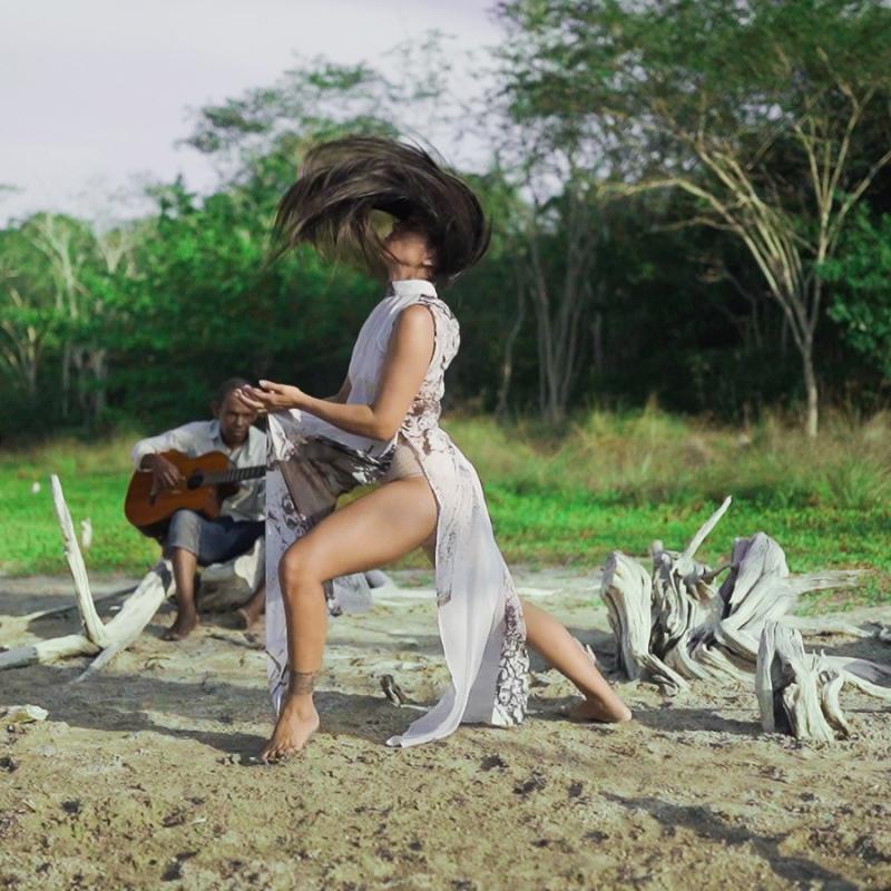 bailarina en el río