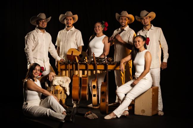grupo de bailarine  músicos de joropo