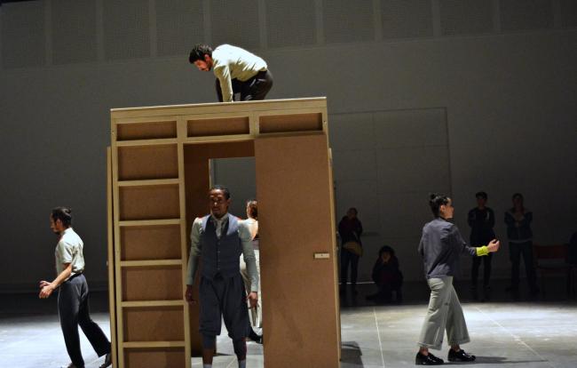 hombre sobre caja de madera