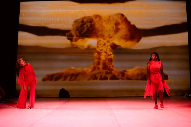 Dos mujeres bailando.