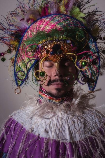 Hombre con tocado de colores. 