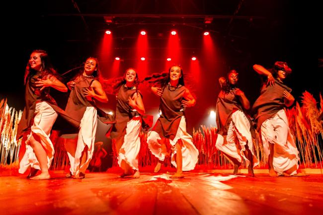 Grupo de personas bailando. 