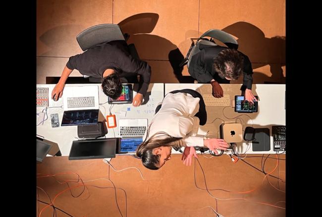Mujer bailando sobre un escritorio.
