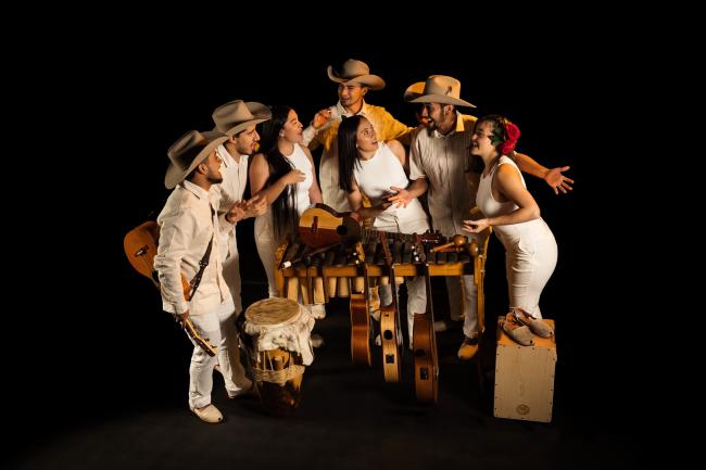 Grupo de personas con instrumentos.